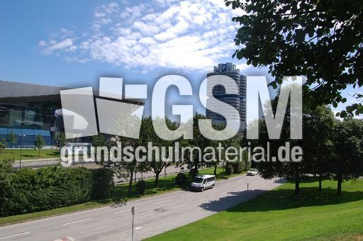 BMW-Welt und -Vierzylinder.JPG